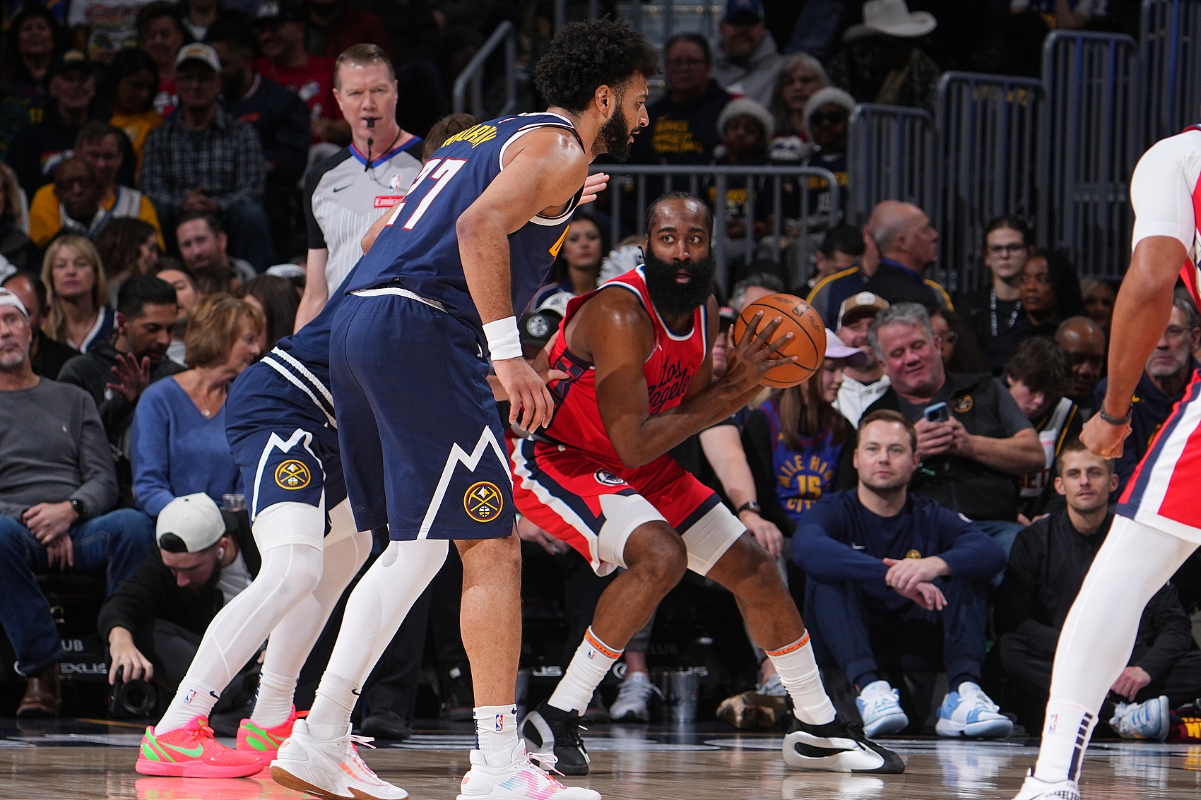 九游游戏中心-穆雷迎来十二赛季出色发挥，快船观众热烈欢呼！赛场气氛高涨(快船末节220进攻狂潮)