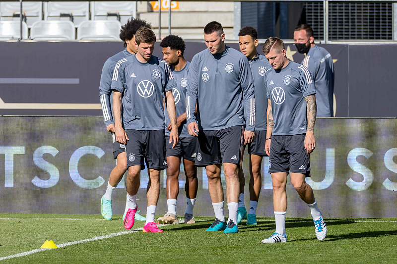 九游下载-蒂姆在法国队比赛中出色防守西亚卡姆在加拿大队比赛中问鼎冠军，清晨单刀错失引欢呼直接炸裂的简单介绍